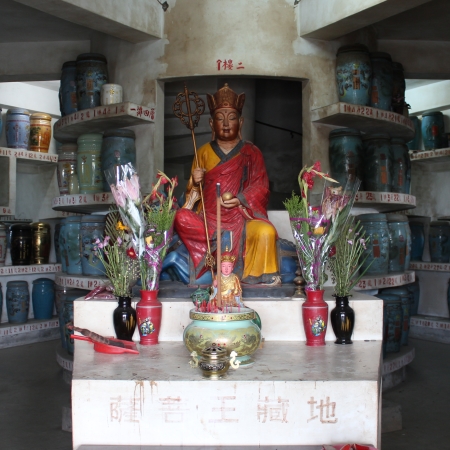 圖片：菜尾示範公墓納骨塔一樓地藏王菩薩